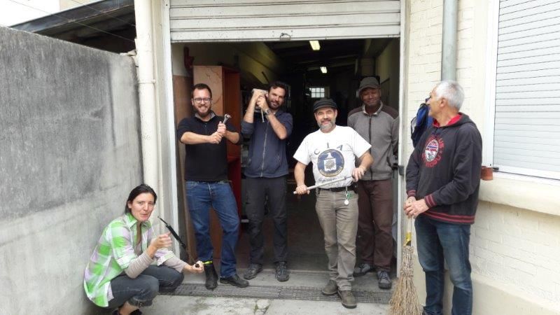 6 personnes font les clowns devant l'entrée de l'atelier des Poto'cyclettes